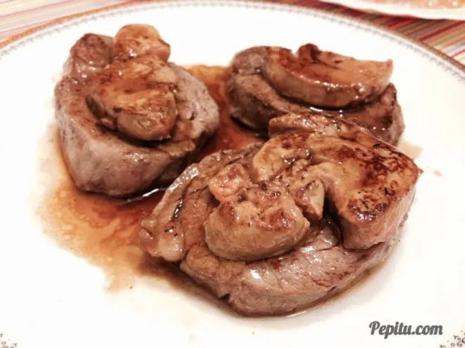Solomillo con Foie ( Fua ) con reducción de Pedro Ximénez.