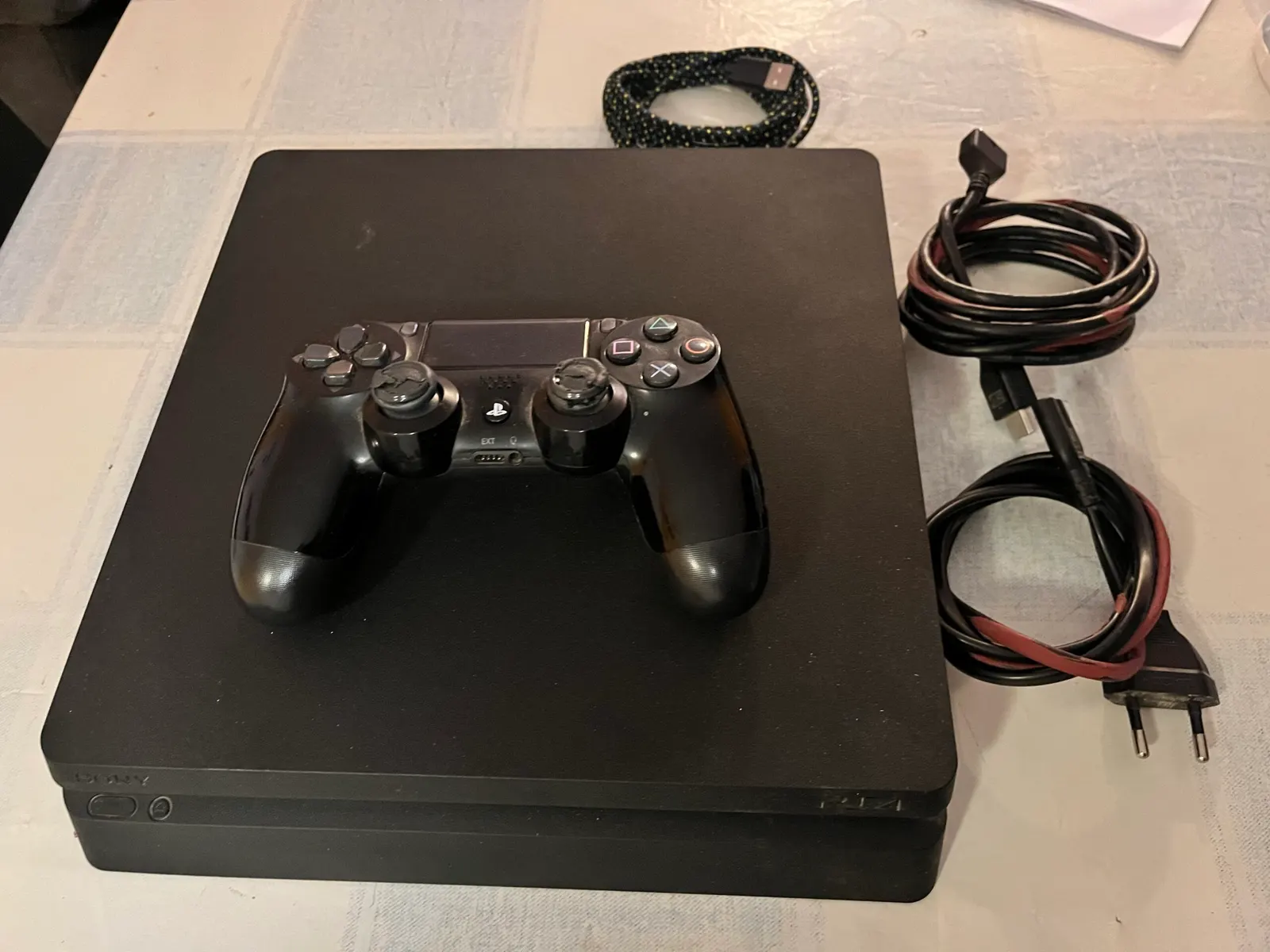 Vendo mi PS4 Slim 500gb + 2 juegos