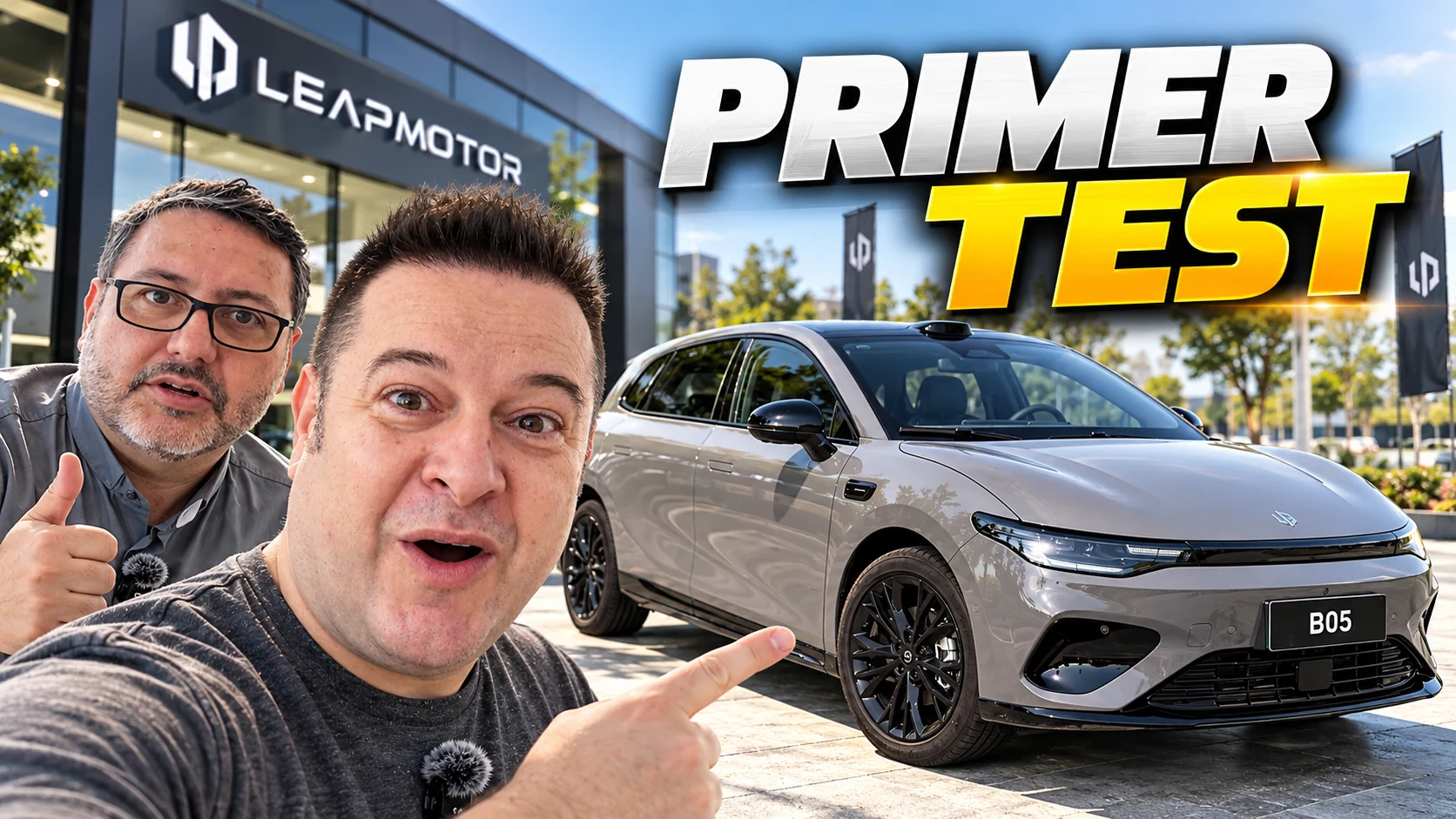 Lisard y Víctor junto al Leapmotor B05 en la portada de su primer test